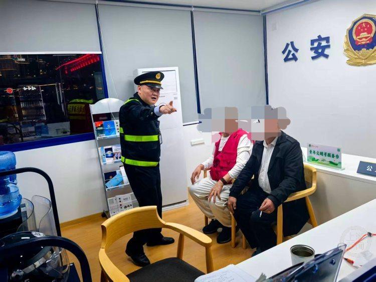 凡人微光 温暖山城丨老人与旅行团走散 执法人员暖心相助