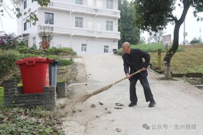 重庆忠县这个“闲不住”的老支书，当起了村口的“扫地大爷”