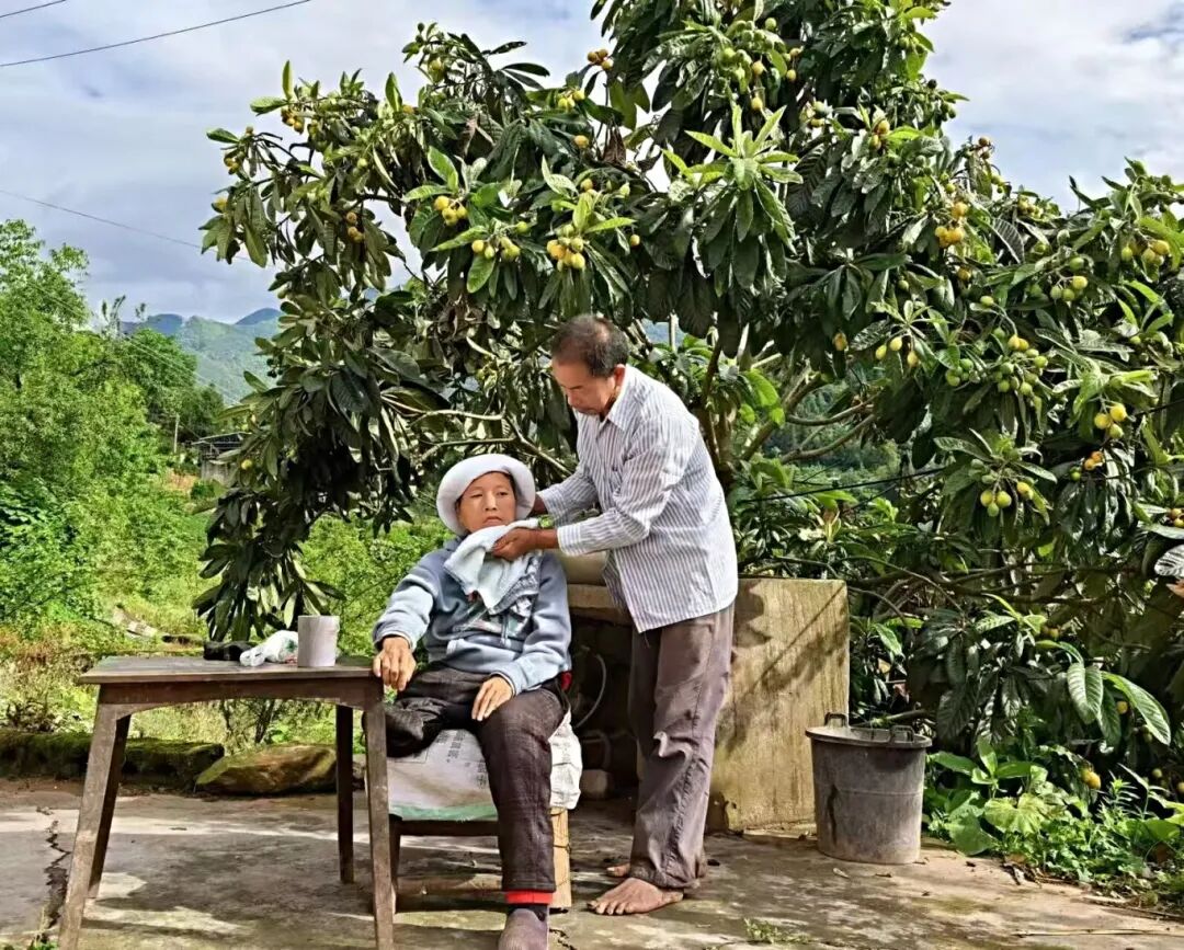 谭家田二十四载守护：“她笑的时候，眼里有光”