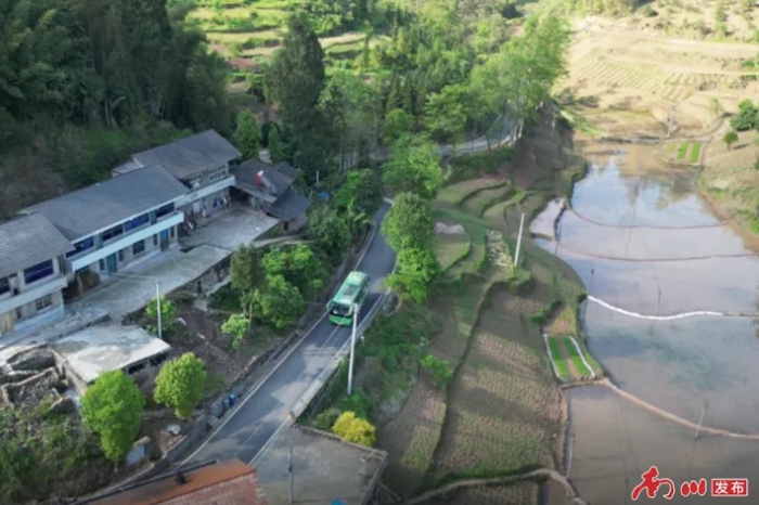 重庆南川：“石莲专线”让孩子周末安全快速回家